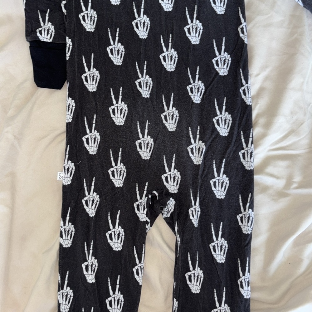 River Babe Threads Bamboo Skeleton Hands PJs - Picture 3 of 3